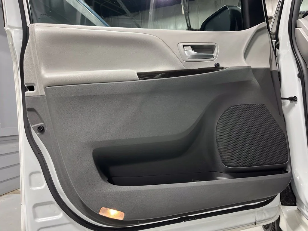 Used 2018 Blizzard Pearl Toyota XLE image 10