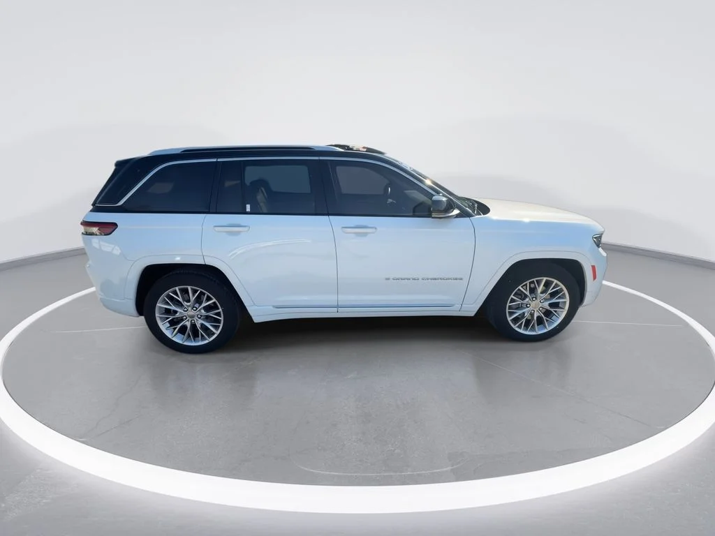Used 2022 White Jeep Summit 4xe image 9