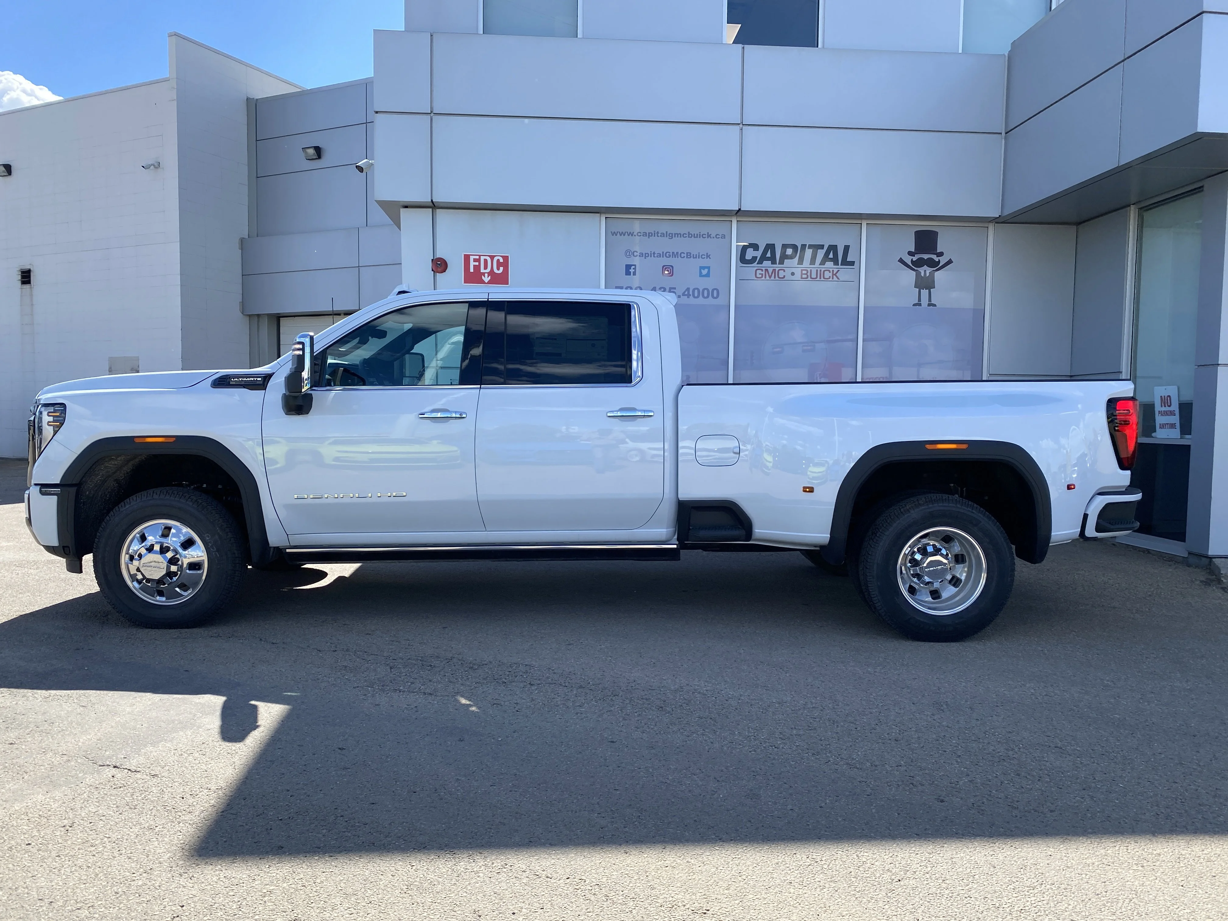 New 2026 GLACIER WHITE TRICOAT GMC Denali Ultimate image 4