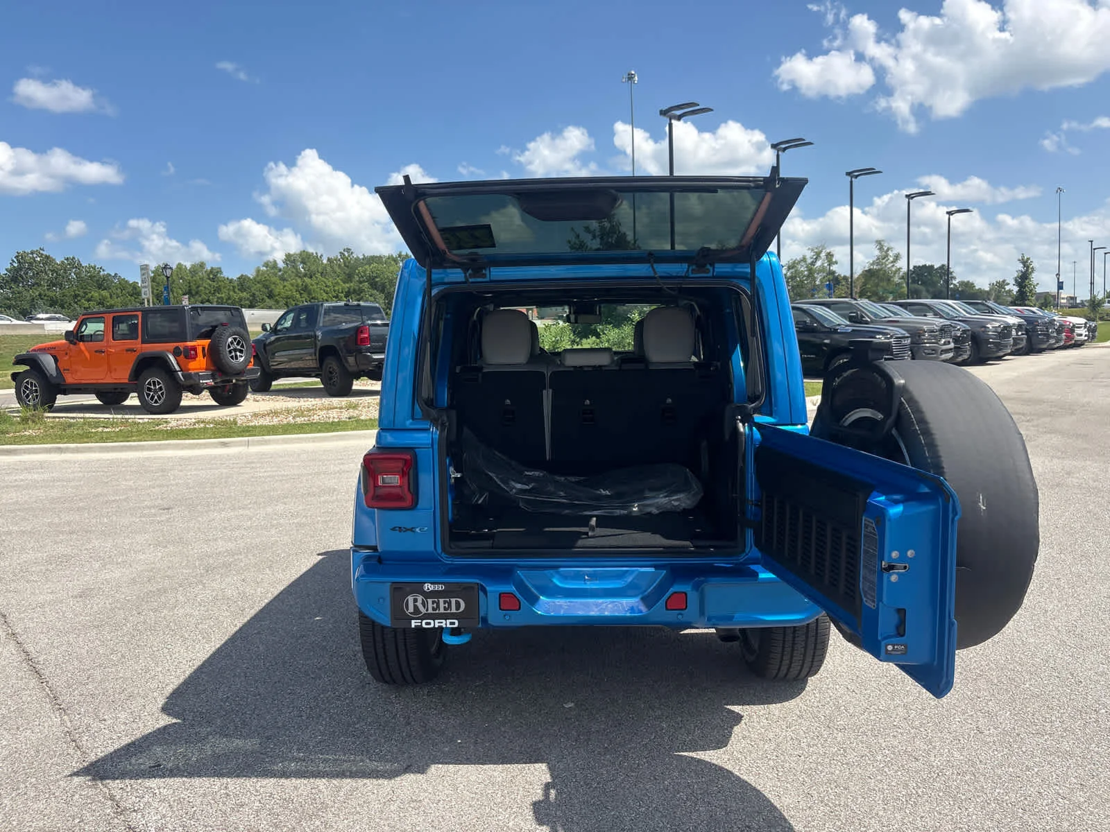 Used 2022 Hydro Blue Pearlcoat Jeep Unlimited Sahara High Altitude image 12