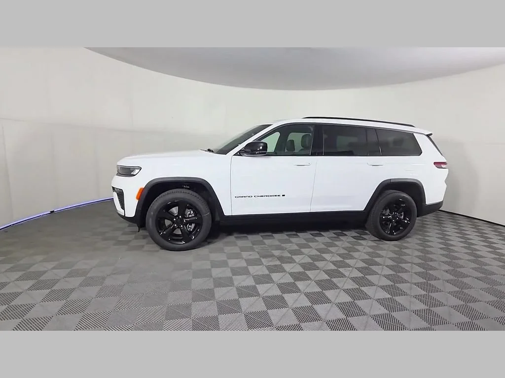 New 2026 Bright White Clear-Coat Exterior Paint Jeep Limited image 34