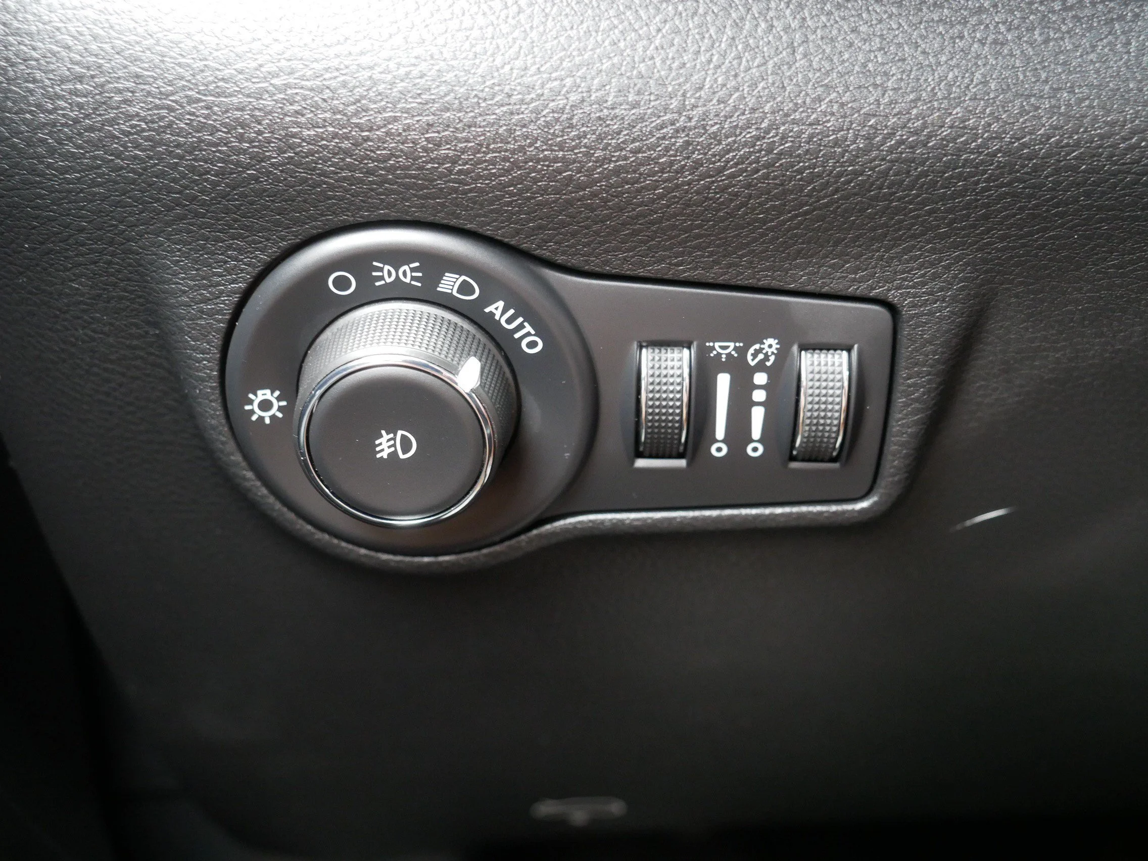 Used 2025 Silver Zynith Metallic Clearcoat Jeep Latitude image 26
