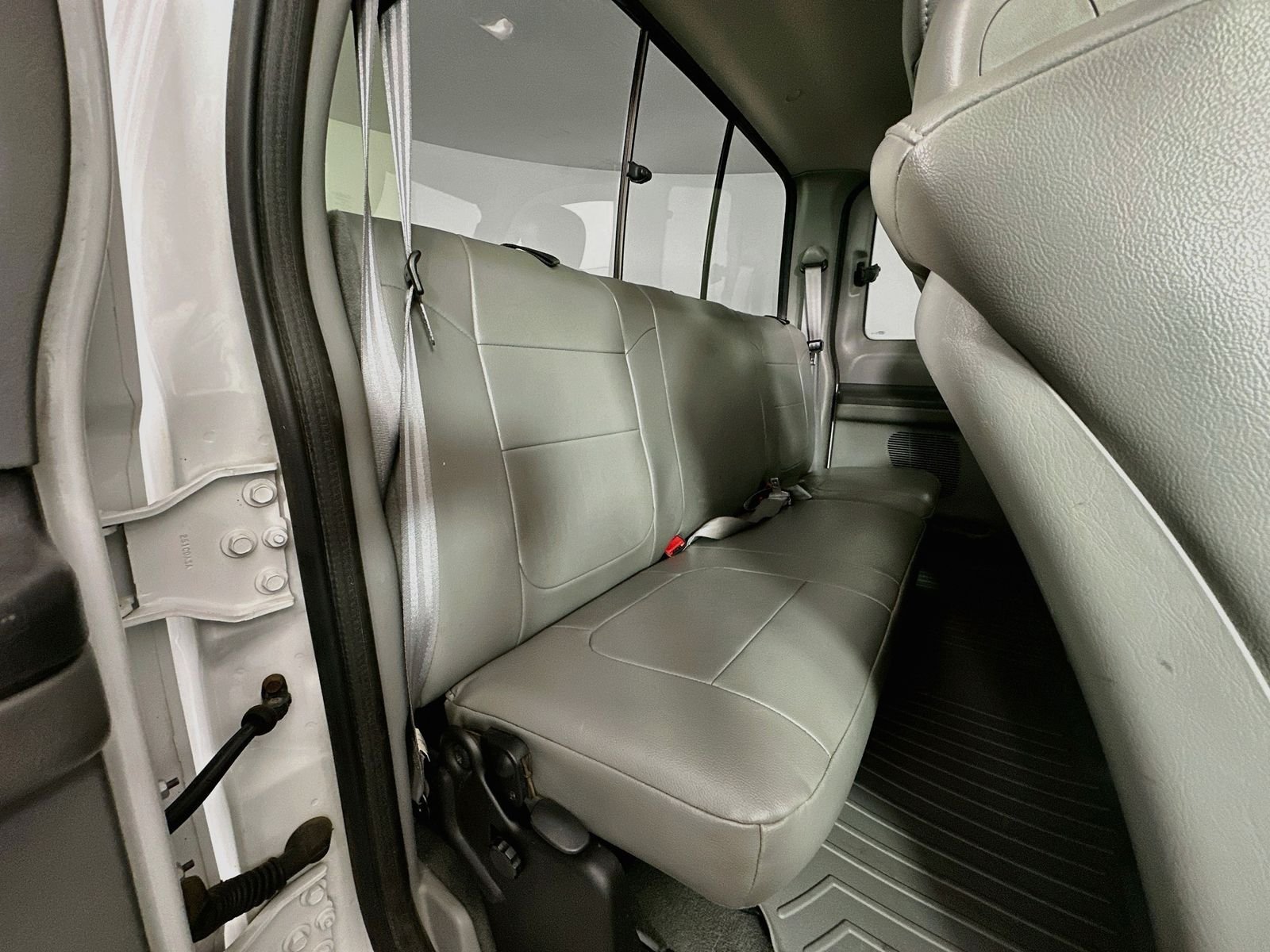 Used 2004 Oxford White Clearcoat Ford Lariat image 24