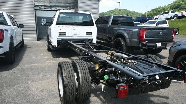 New 2026 Oxford White Ford F-450® XL image 9