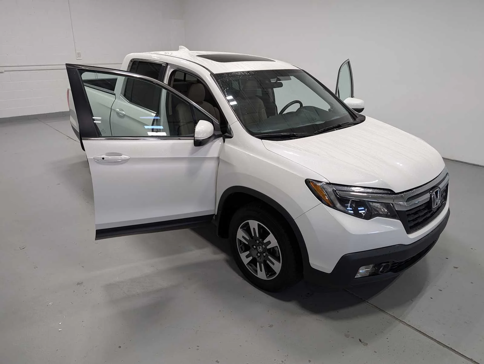 Used 2019 Platinum White Pearl Honda RTL image 15