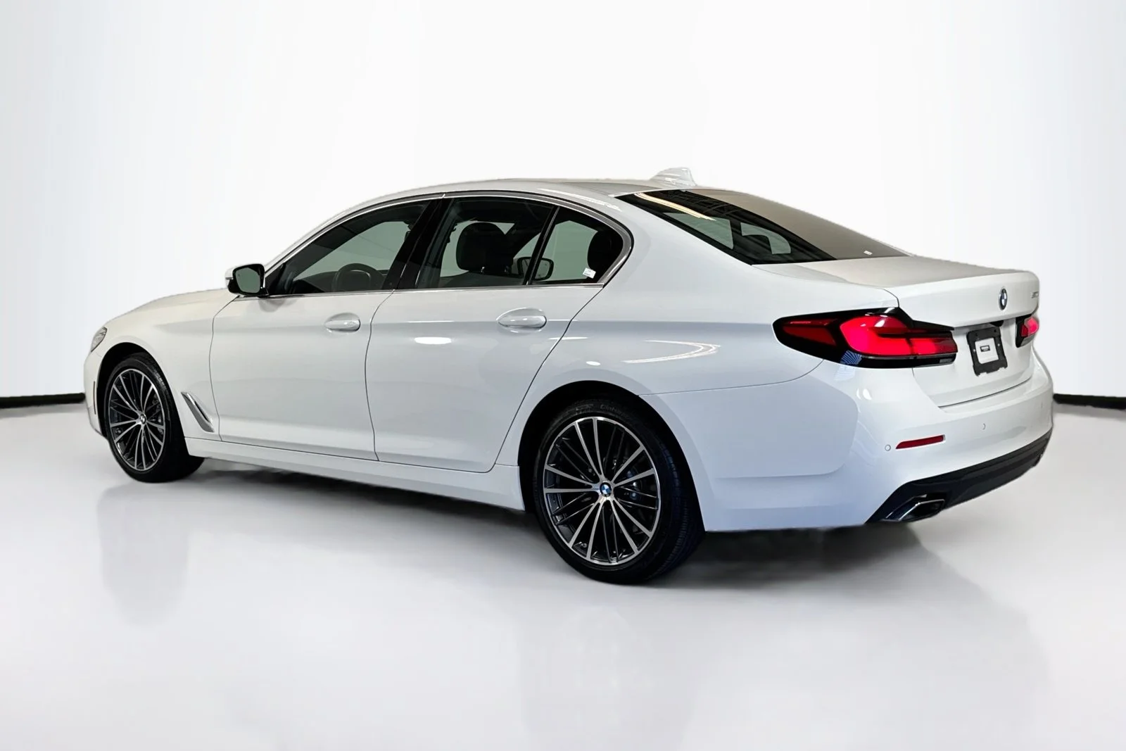 Used 2023 Alpine White BMW 540i image 7