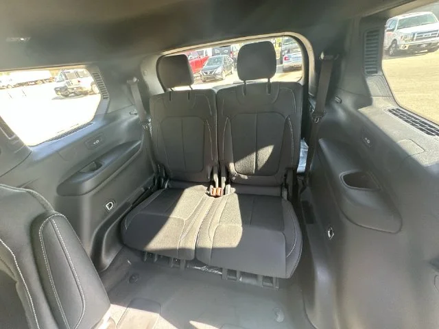 New 2026 Diamond Black Crystal Pearl-Coat Exterior Paint Jeep Laredo X image 26