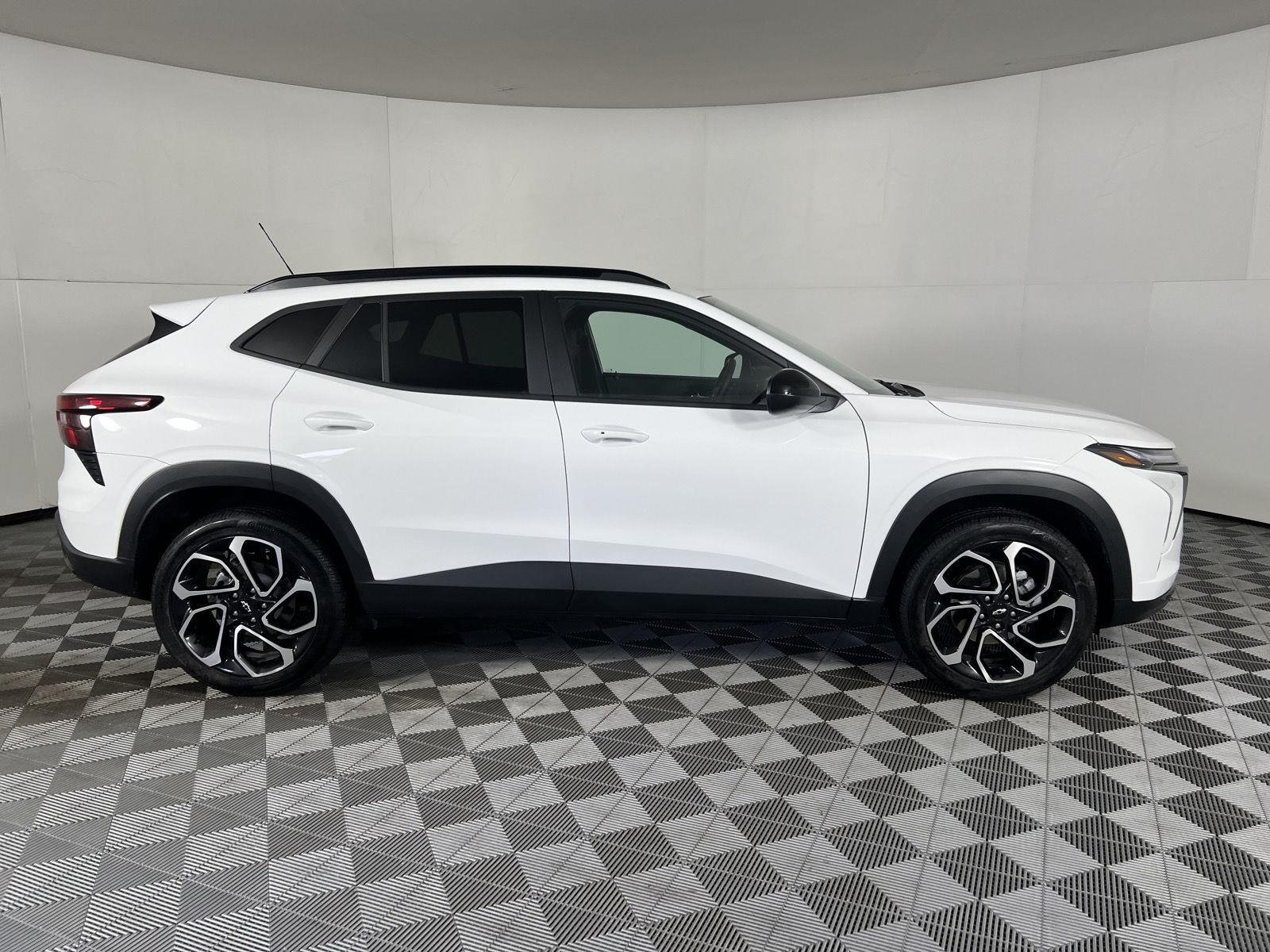 Used 2026 Summit White Chevrolet 2RS image 45