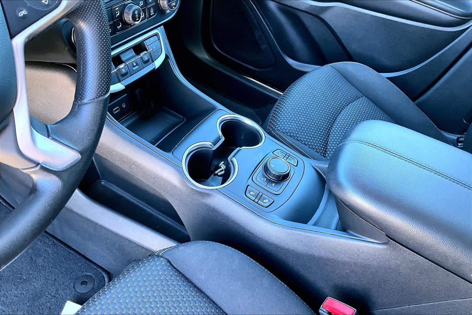 Used 2022 Summit White GMC SLE image 9