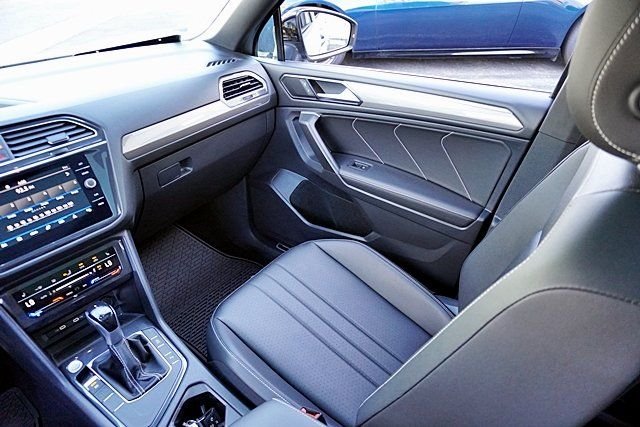 Used 2023 Silver Volkswagen 2.0T SE R-Line Black image 22