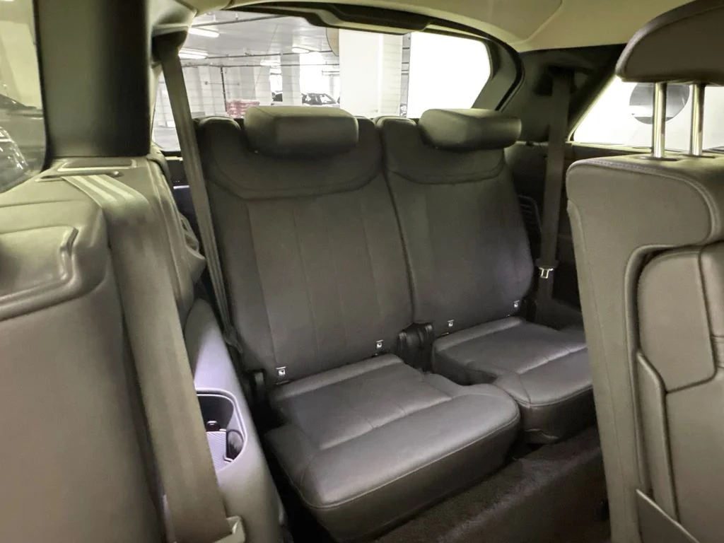 Used 2023 White Land Rover SE image 28