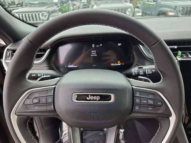 New 2026 Diamond Black Crystal Pearl-Coat Exterior Paint Jeep Laredo image 28