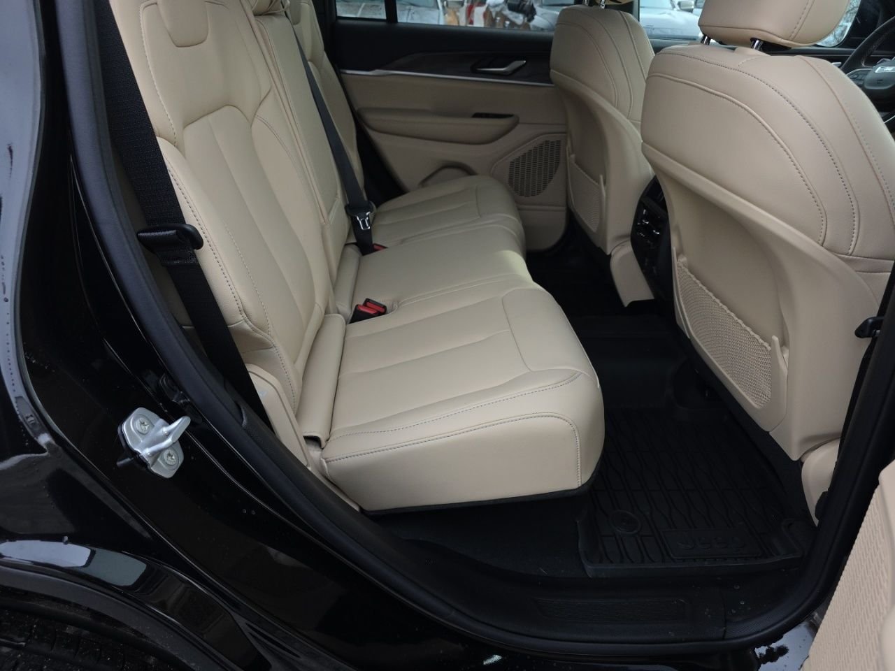 New 2025 Diamond Black Crystal Pearl-Coat Exterior Paint Jeep Limited image 21