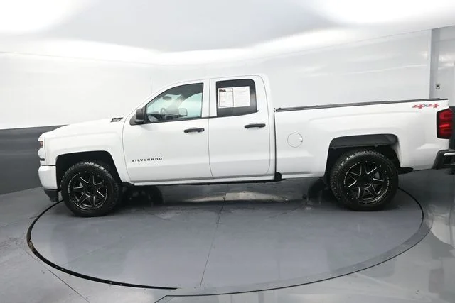 Used 2016 White Chevrolet Custom image 7