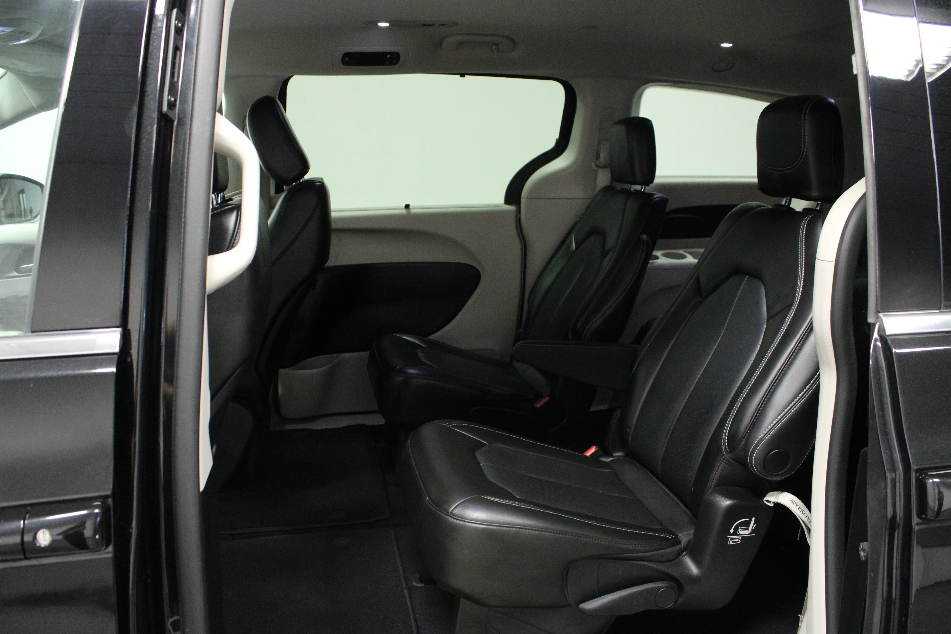 Used 2023 Brilliant Black Crystal Pearlcoat Chrysler Touring L image 13