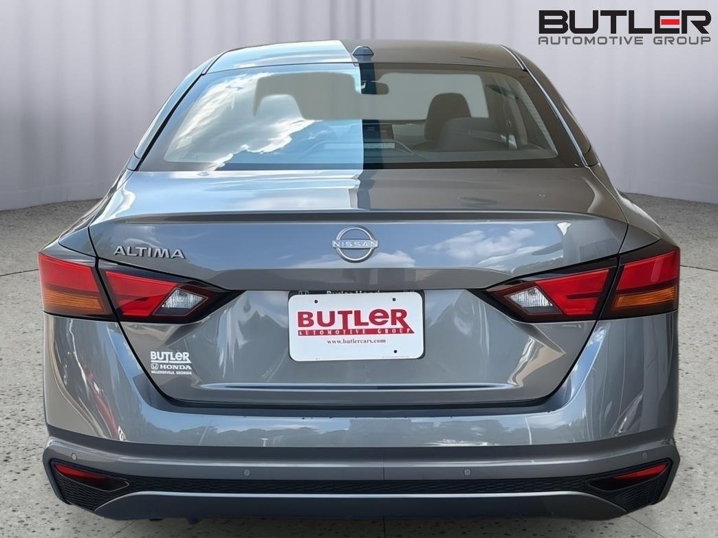 Used 2025 Gun Metallic Nissan SV image 5