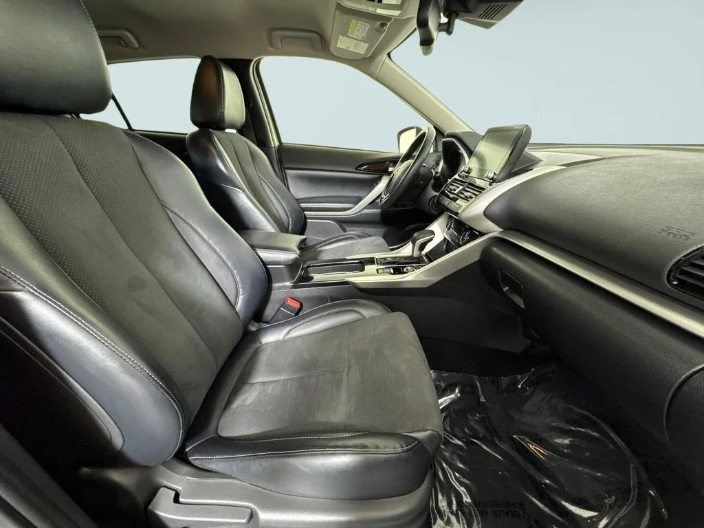 Used 2024 Silver Mitsubishi SE image 8
