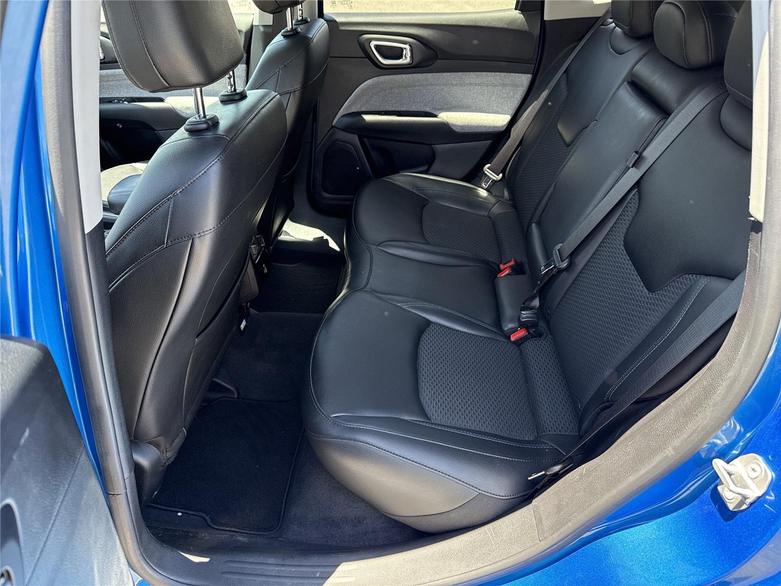 Used 2022 Laser Blue Pearlcoat Jeep Latitude image 12