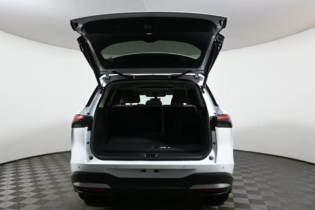 New 2027 White INFINITI LUXE image 33