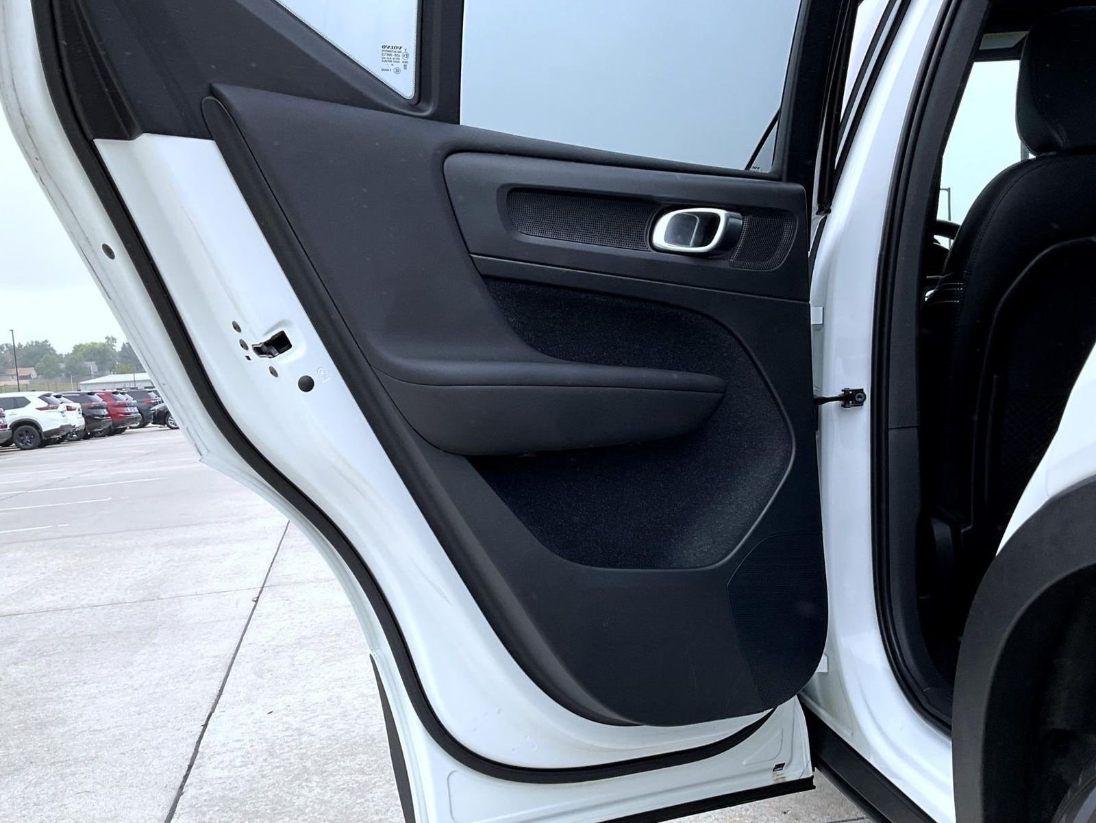 Used 2020 White Volvo R-Design image 21