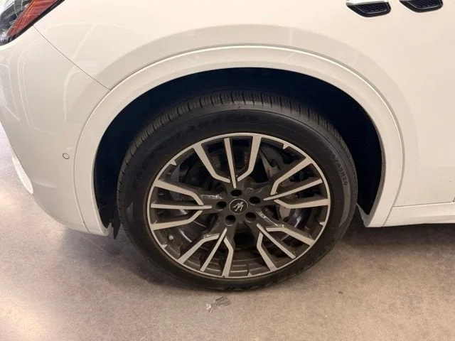 Used 2025 White Maserati Base image 11