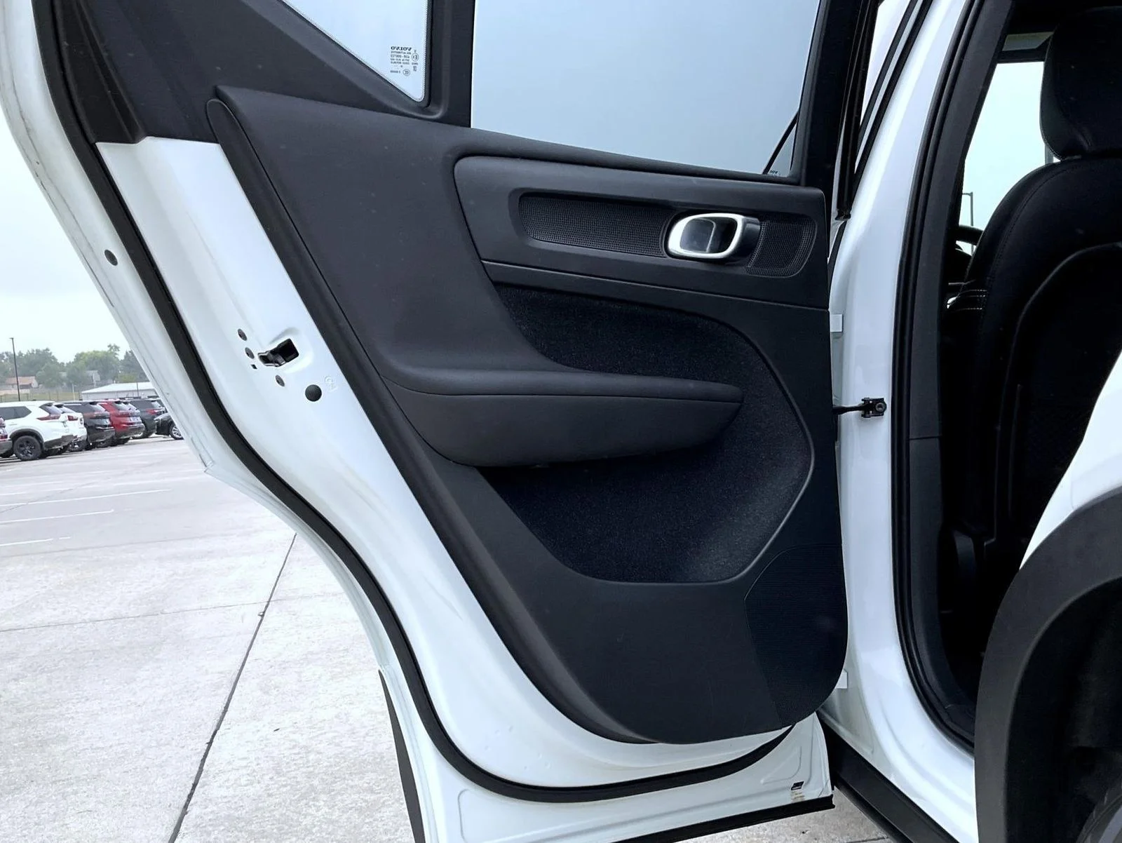 Used 2020 White Volvo R-Design image 21
