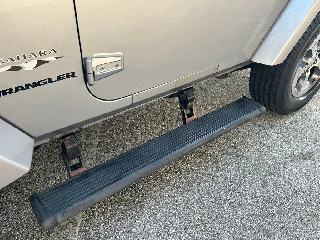 Used 2016 Silver Jeep Sahara image 23