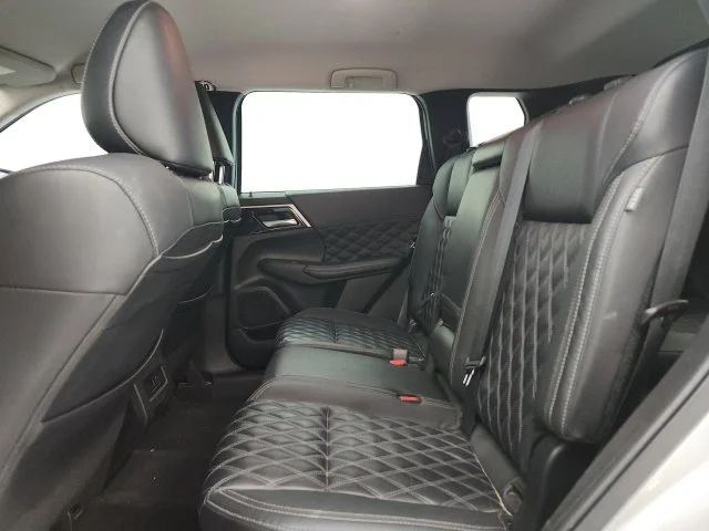Used 2022  Mitsubishi SEL image 10