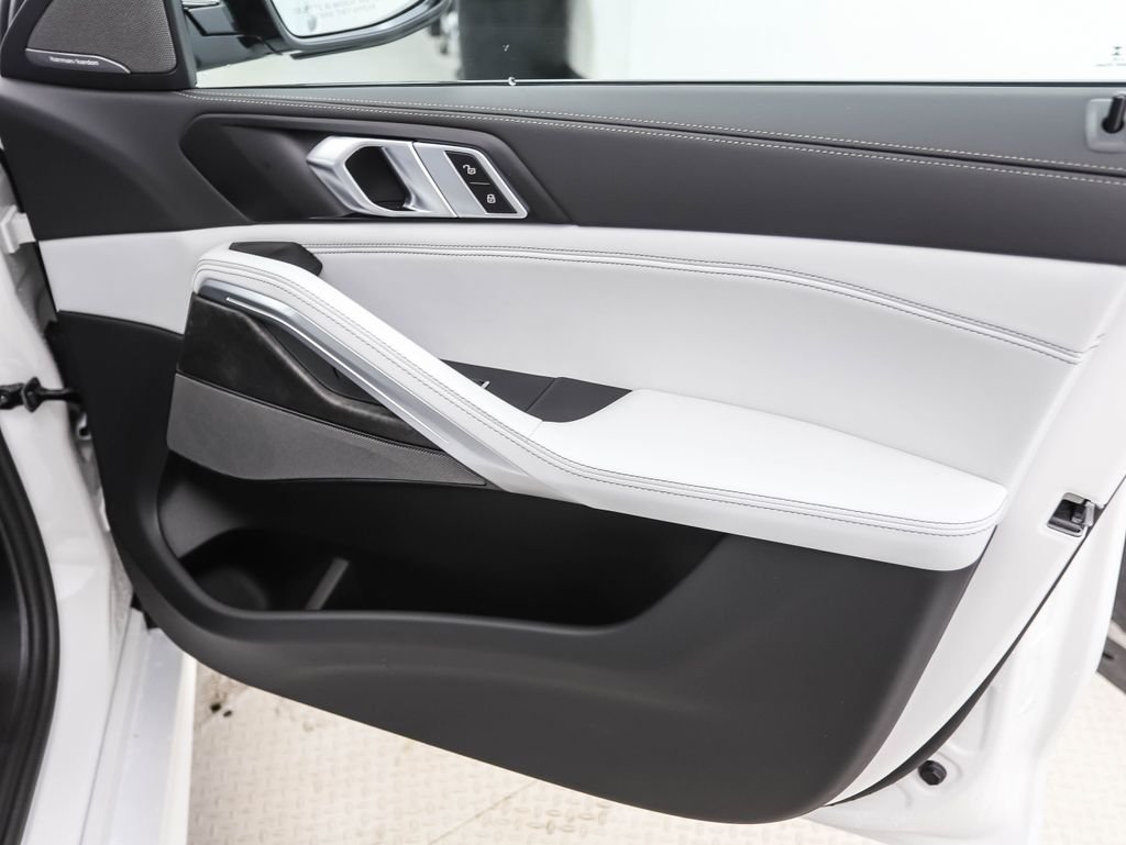 Used 2026 White Metallic BMW xDrive40i image 29