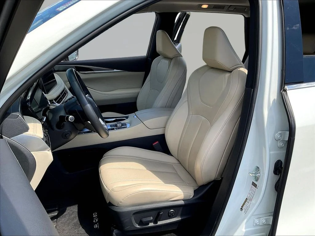 Used 2023 White INFINITI LUXE image 23