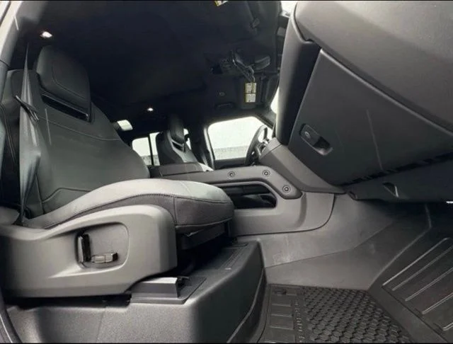 New 2026 Narvik Black Land Rover OCTA Black image 44