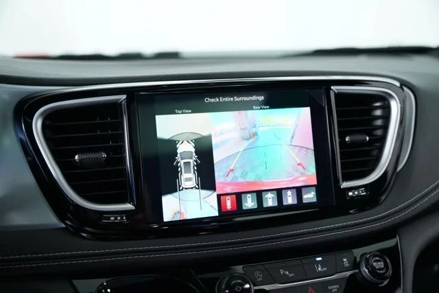 2026 Chrysler Pacifica Limited - Photo 9
