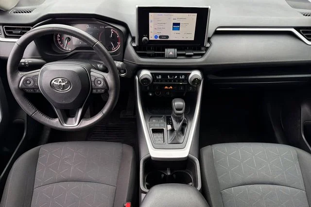 2025 Toyota RAV4 XLE - Photo 16