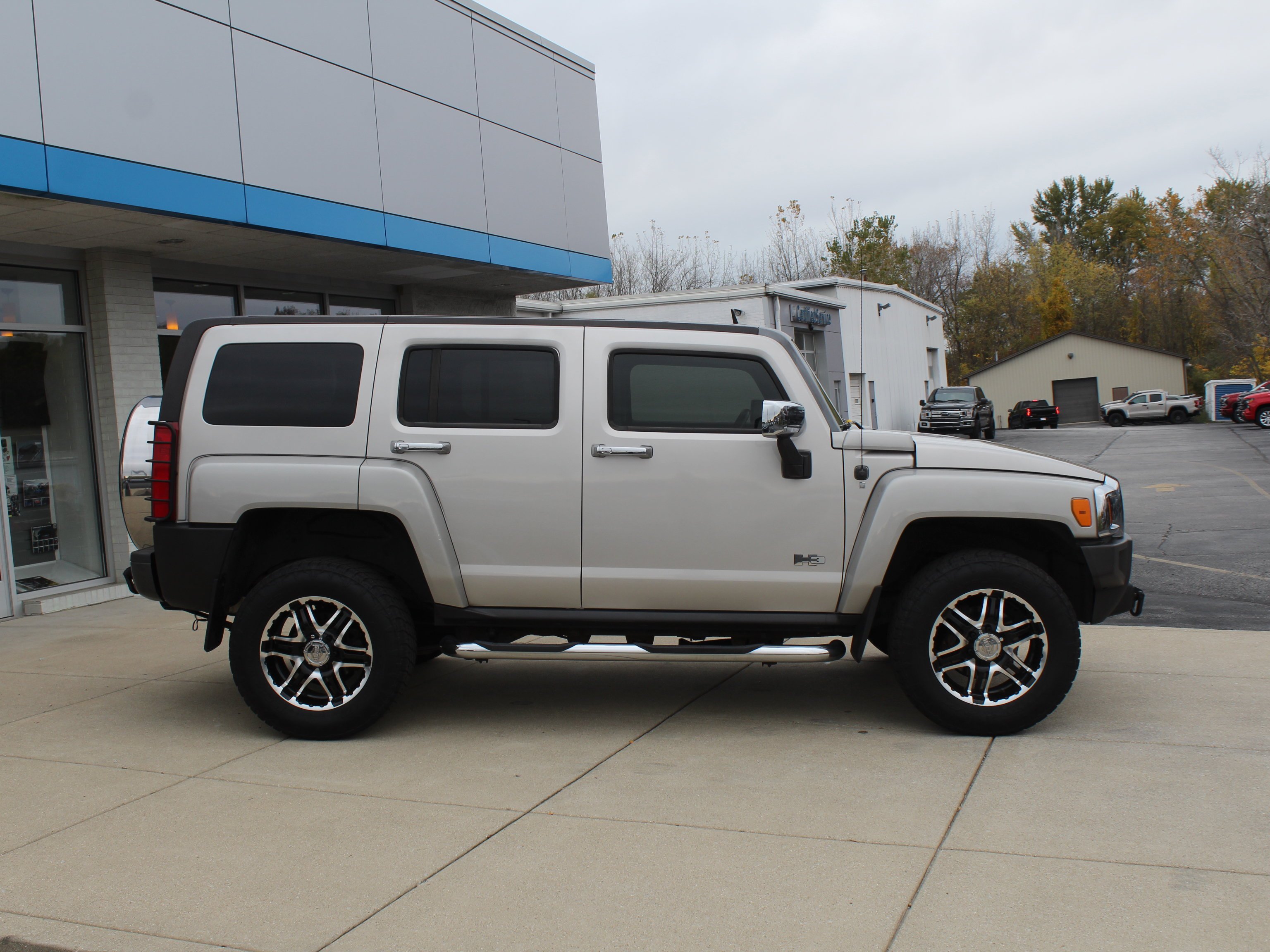 Used 2007 Boulder Gray Metallic HUMMER SUV image 4