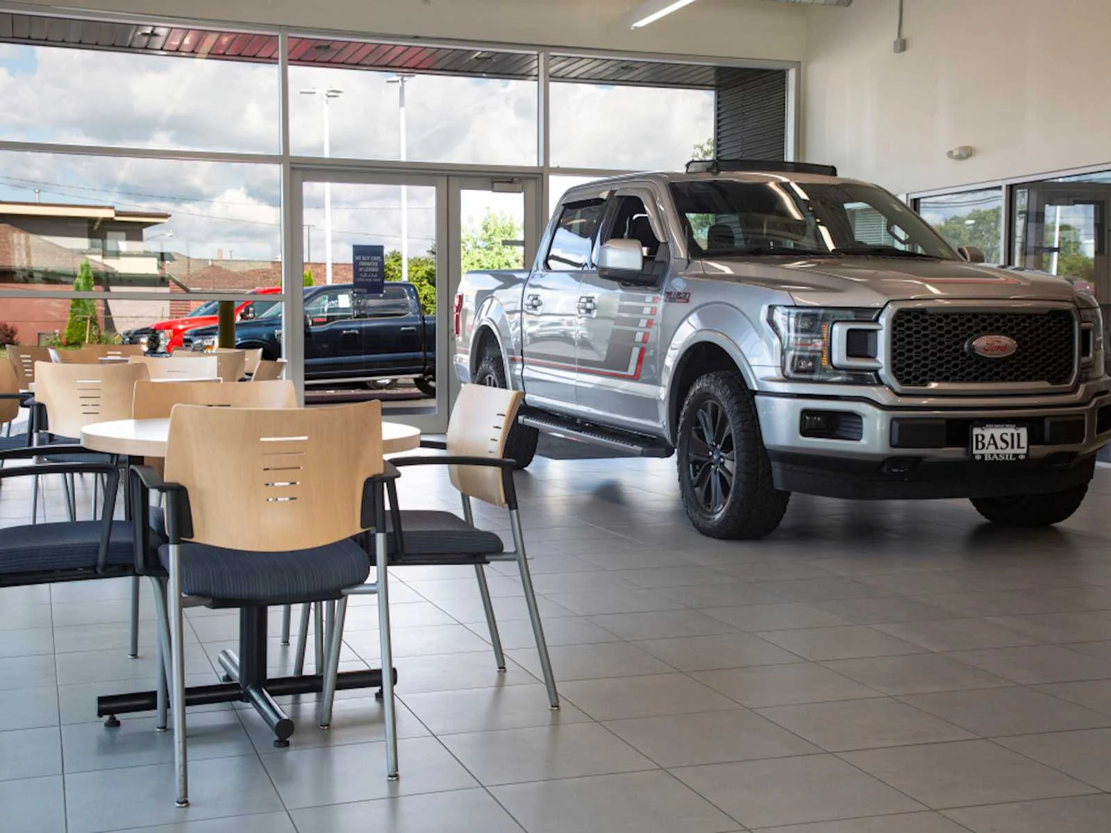 Used 2023 Avalanche Ford XLT image 9