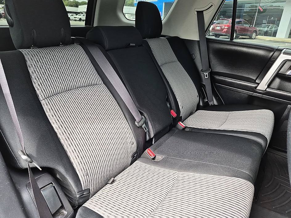 Used 2016 CLASSIC SILVER METALLIC Toyota Limited image 31