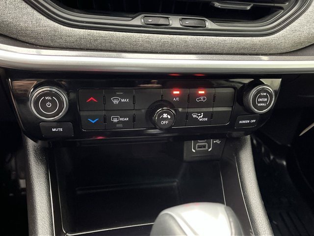 Used 2022 Diamond Black Crystal Pearlcoat Jeep Latitude Lux image 21