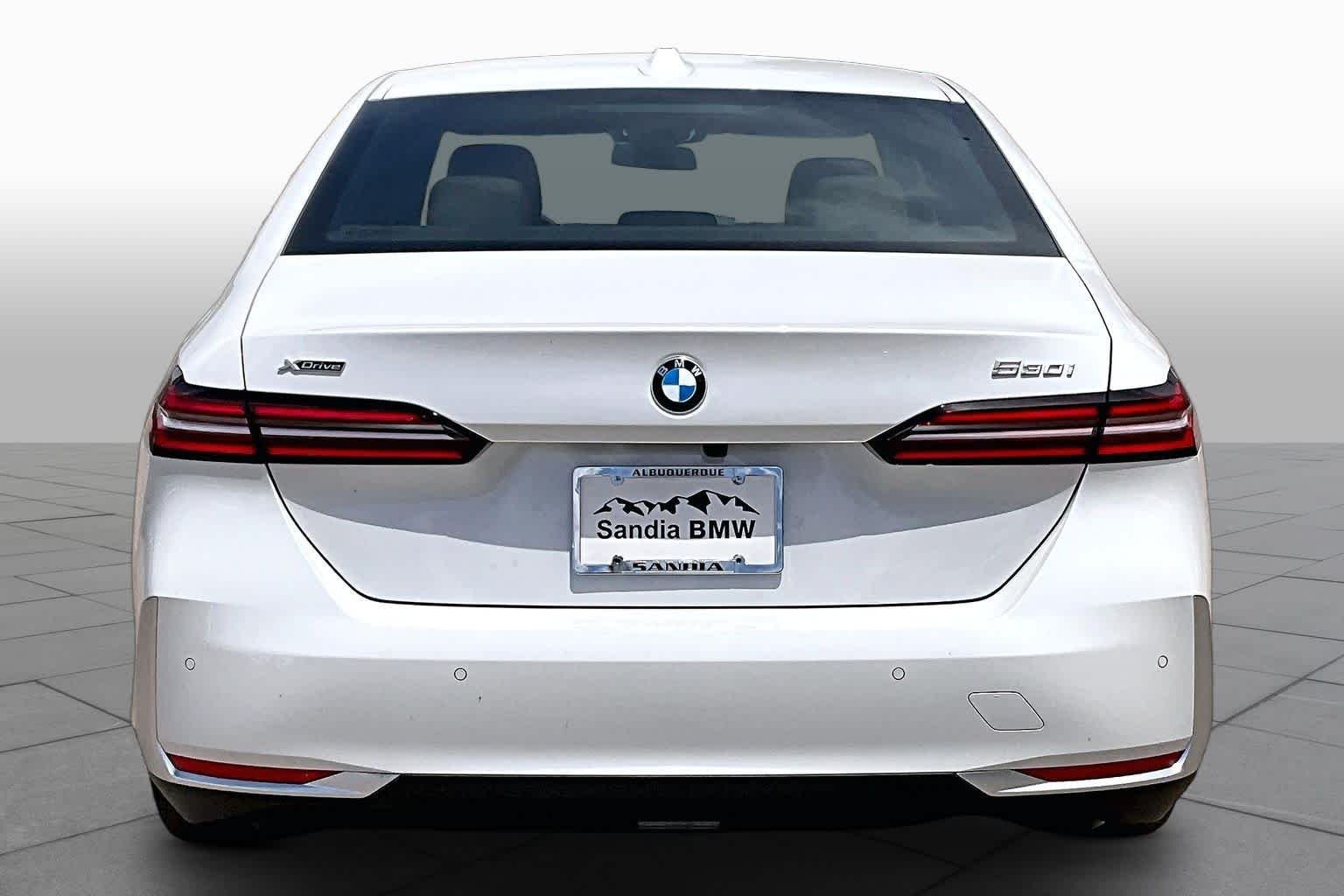 New 2026 Mineral White Metallic BMW 530i xDrive image 4