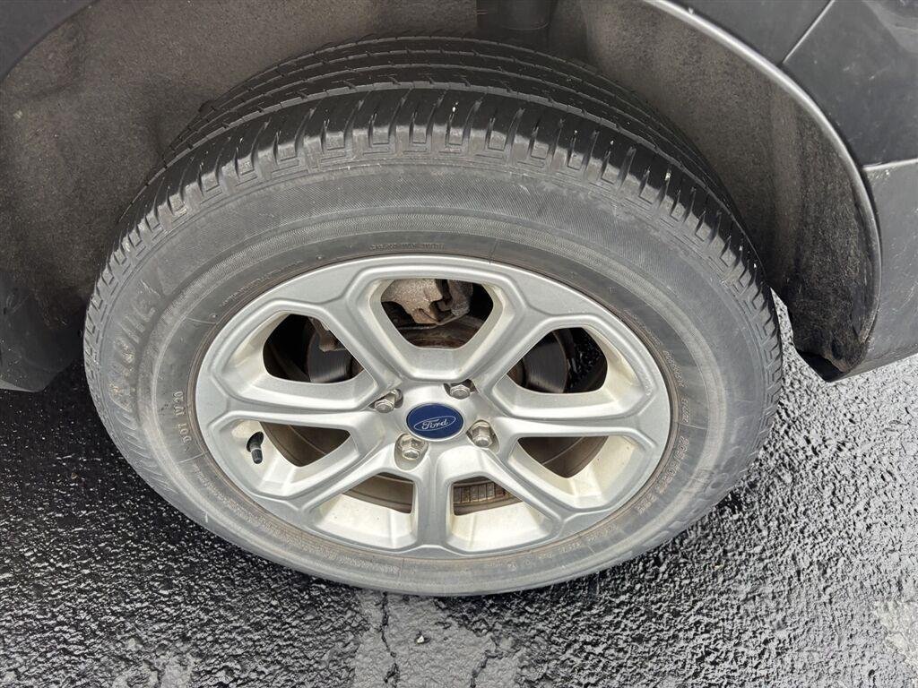 Used 2020 Shadow Black Ford SE image 4