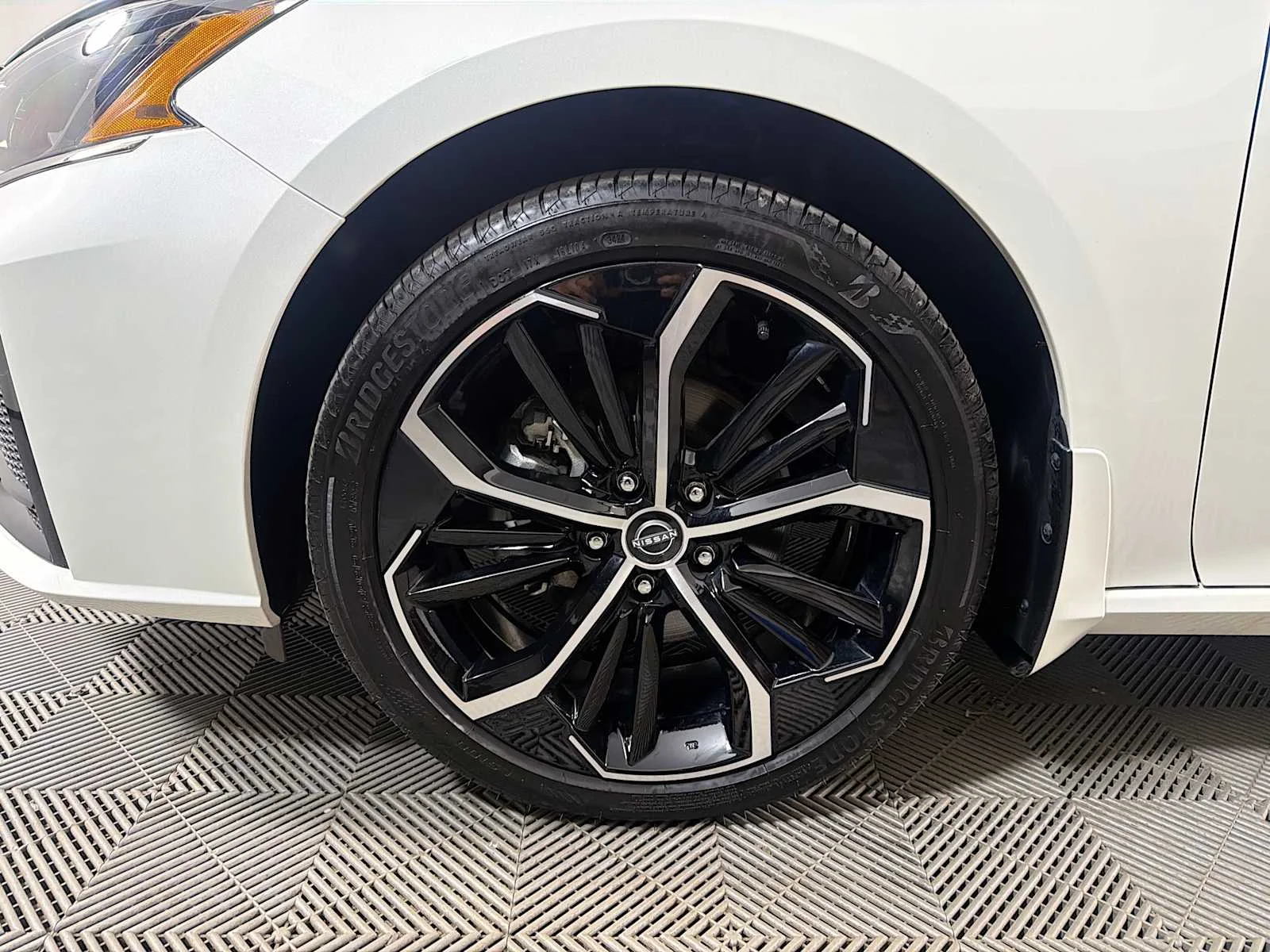 Certified Used 2025 Pearl White Tricoat Nissan SR image 26