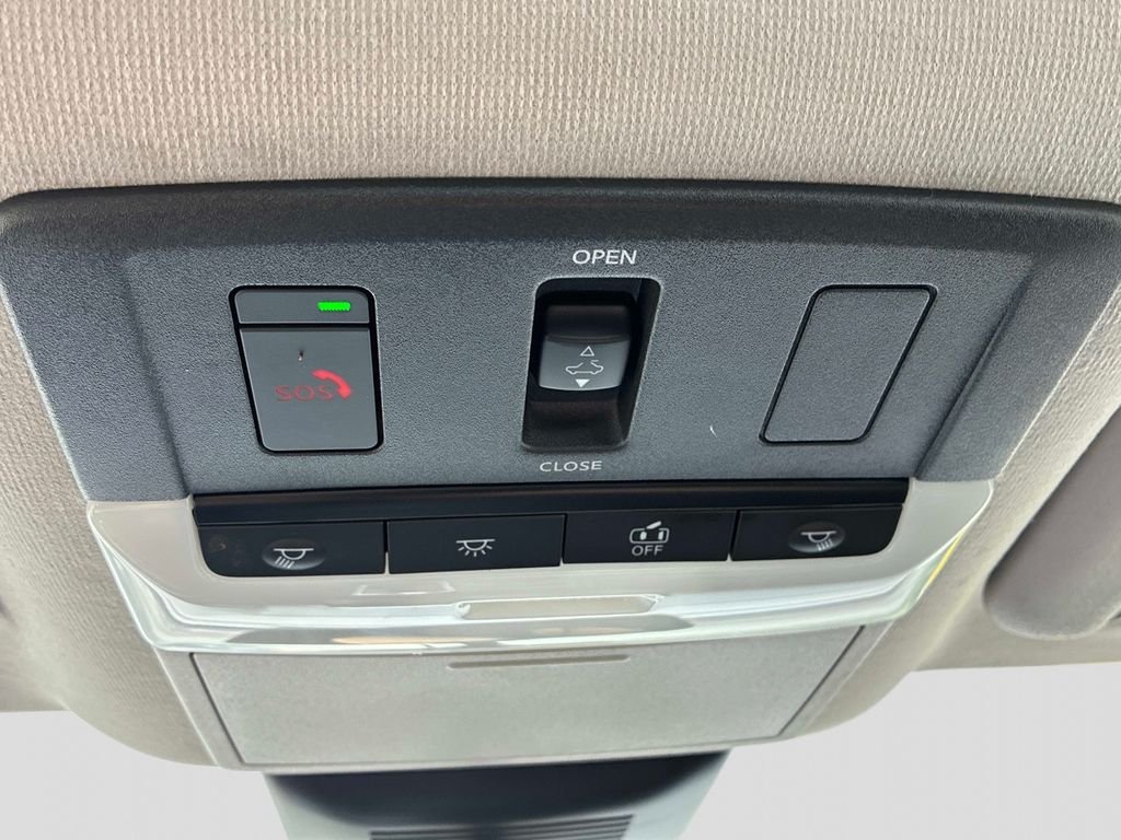 Used 2022 Red Nissan SR image 33