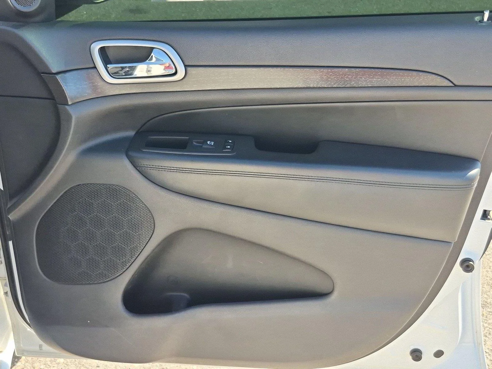 Used 2018 Bright White Clearcoat Jeep Altitude image 35