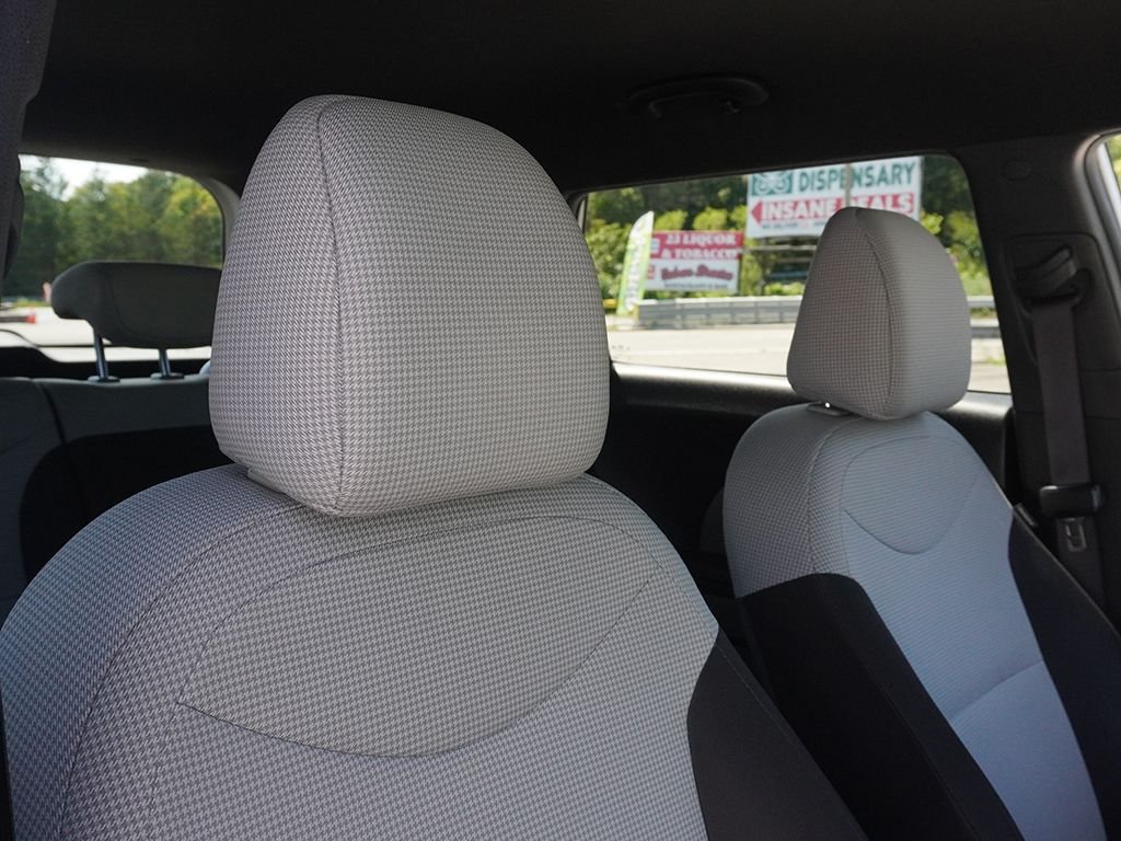 Used 2018 White Kia Base image 18