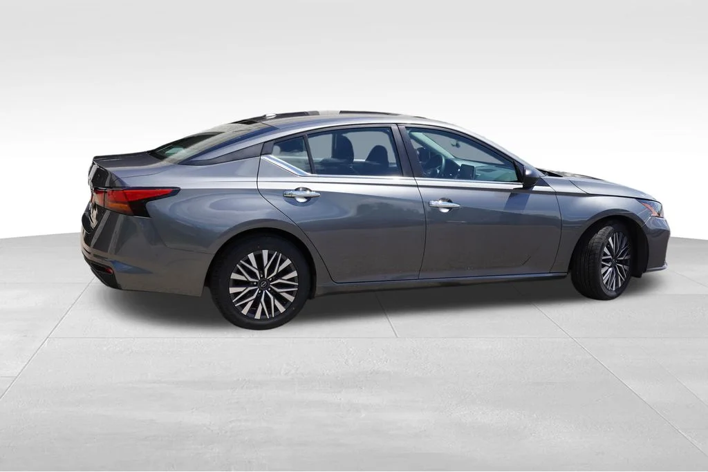Used 2025 Gun Metallic Nissan 2.5 SV image 4