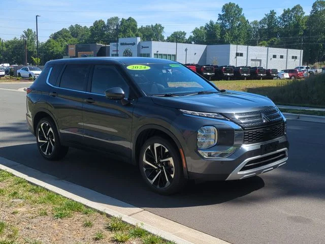 Used 2024  Mitsubishi SE Black Edition image 15