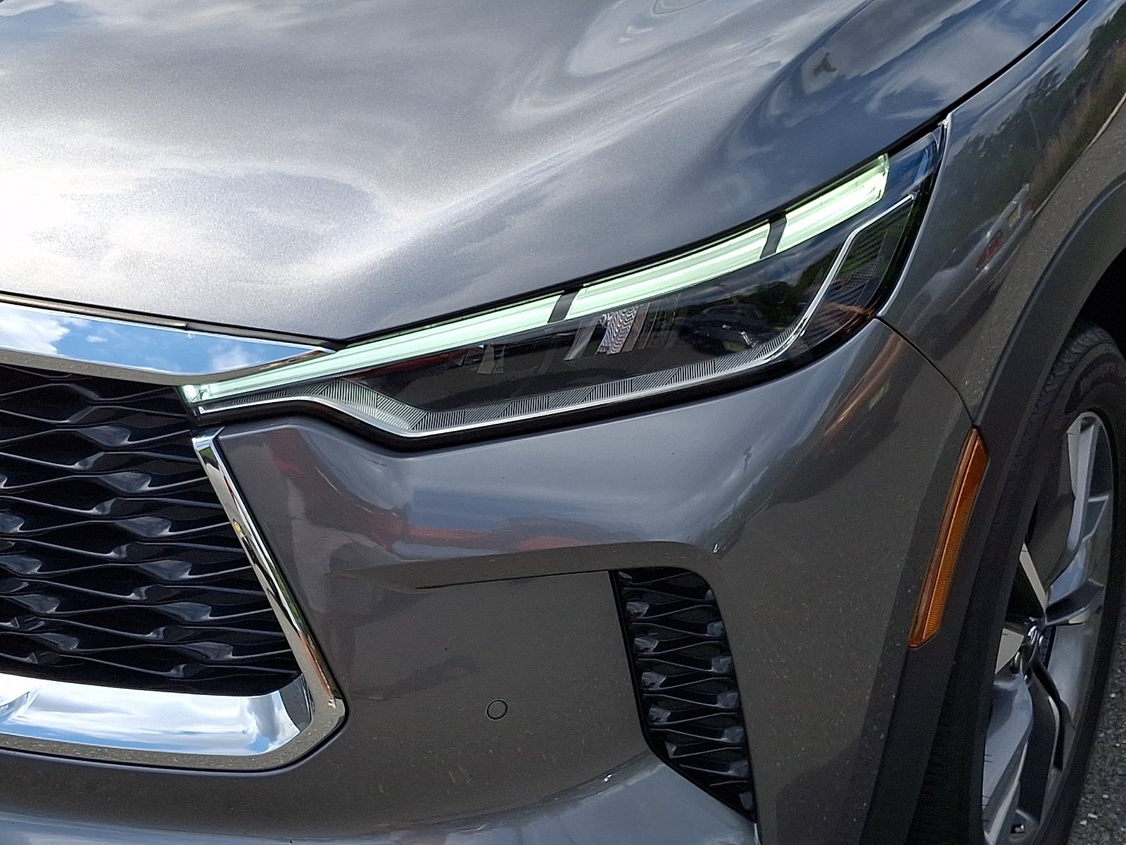 Used 2025 Graphite Shadow INFINITI LUXE AWD image 9