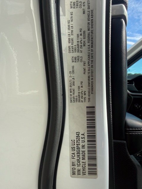 Used 2023 White/off-white Jeep Limited image 9