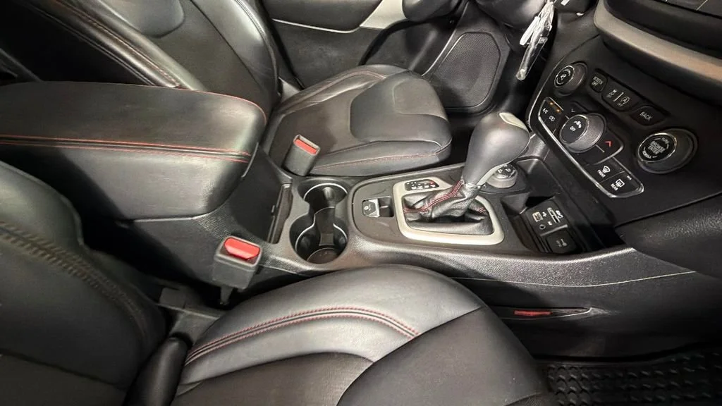 Used 2017 Silver Jeep Trailhawk 4x4 image 33
