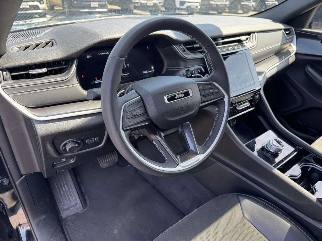 Used 2023 Black Jeep Altitude X image 2