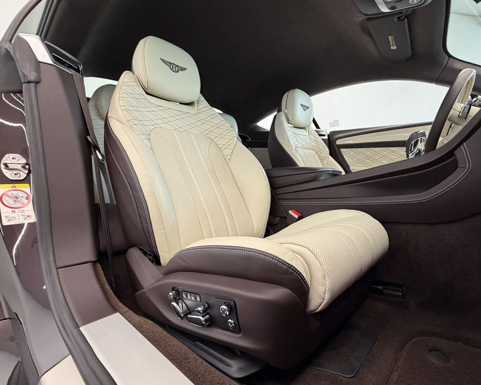 Used 2023 Brown Bentley V8 image 35